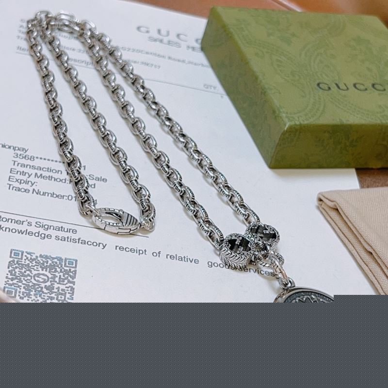 G*u*i necklaces